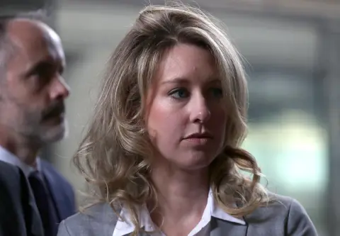 工程师用法庭证据重建 Elizabeth Holmes 办公桌交互网站